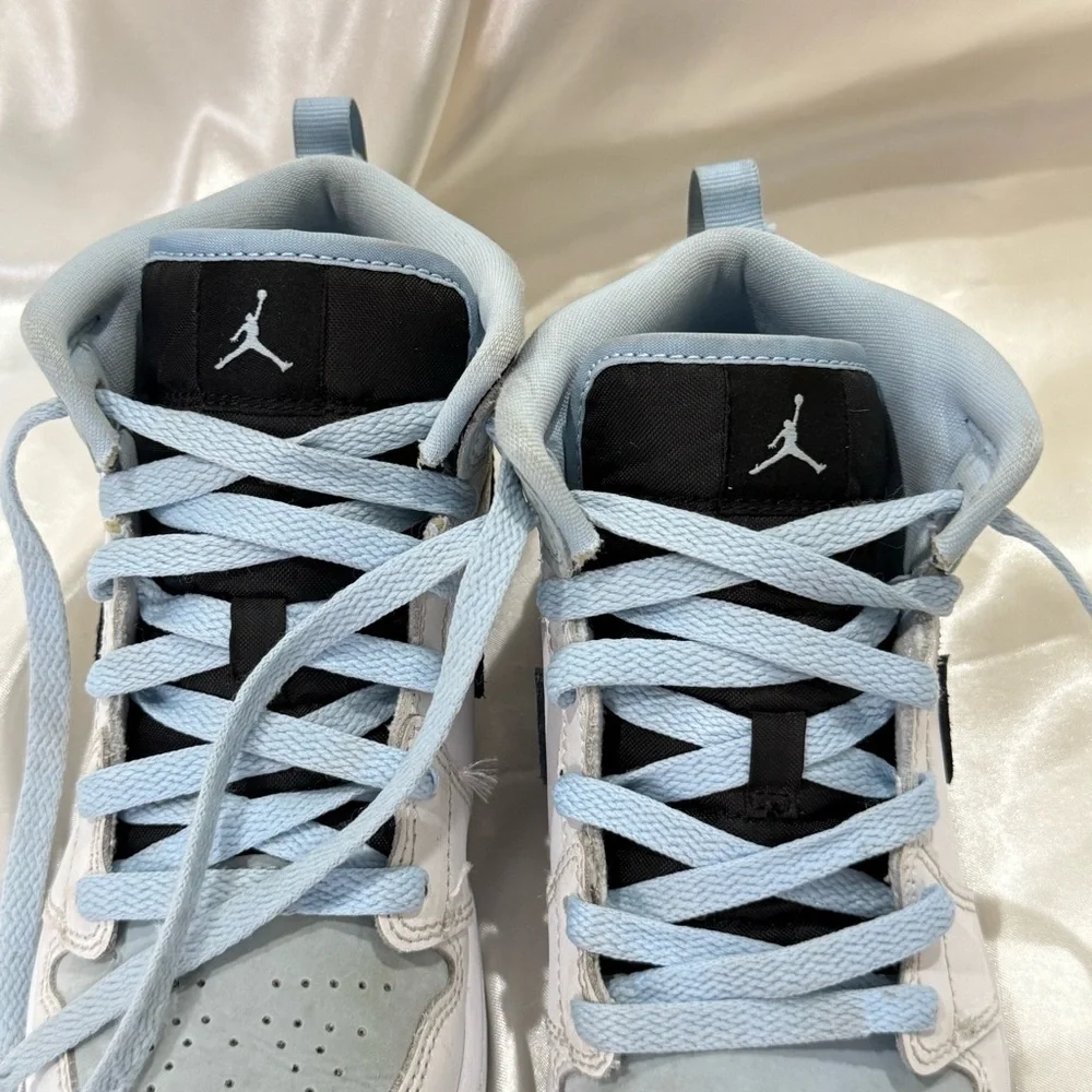 Nike Air Jordan Retro 1 MID SE Sneakers UNC Ice Blue Size 3Y Streetwear Sporty